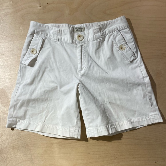 Banana Republic White Bermuda Shorts Lightweight Cotton 2 (ND) - Picture 1 of 5